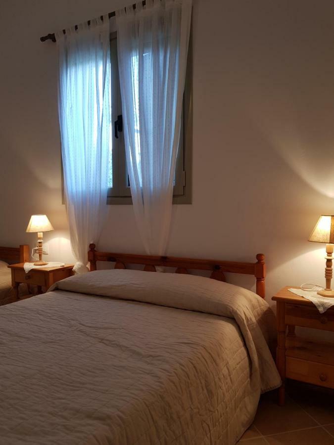 Theo'S Vacation Home Szkírosz Kültér fotó
